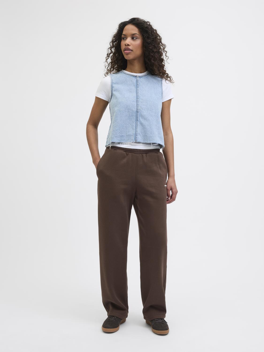 model_shot-front_full